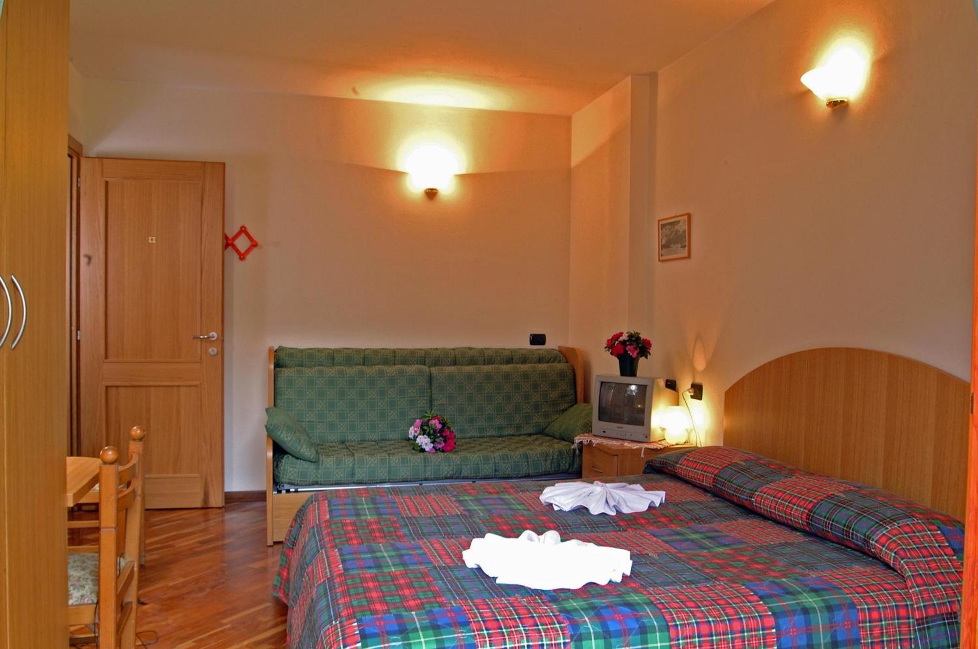 Hotel Pigna D'Oro Chiesa in Valmalenco Bagian luar foto